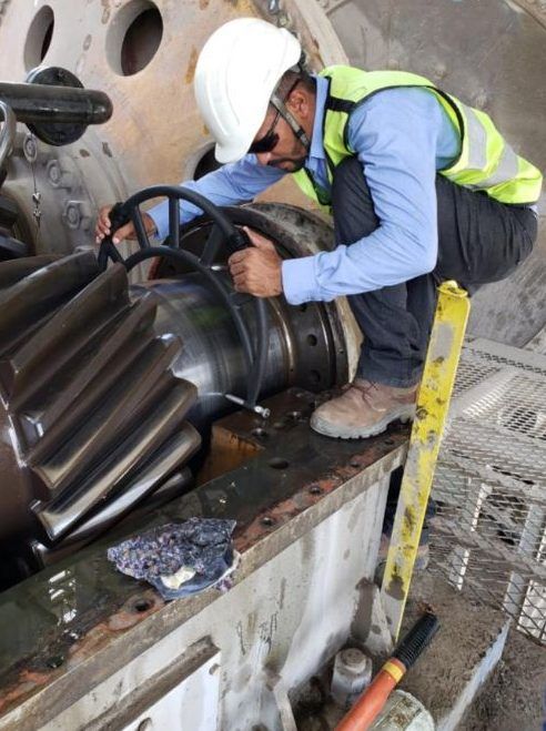 Técnico da LF inspecionando engrenagem de grande porte