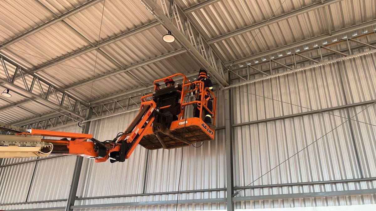 Instalação das telhas com plataforma elevatória