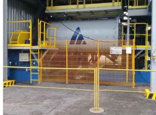 Plataforma e guarda-corpos metálicos instalados em área industrial